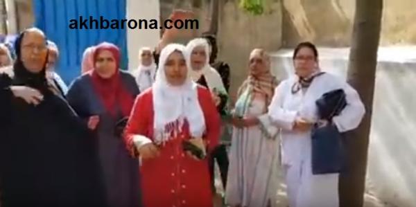 مؤثر:نساء يحتجن بقوة على وزير الصحة بسبب الطبيبة"امجركو" وترفضن مغادرتها للمركز الصحي بعد إعفائها(فيديو)