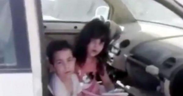 تفاصيل معاناة طفلين احتجزا بسيارة معطلة في السعودية (فيديو)