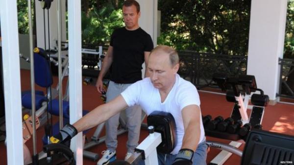 بالفيديو والصور: بوتين يرفع الأثقال ليؤكد للروس أنه بصحة جيدة