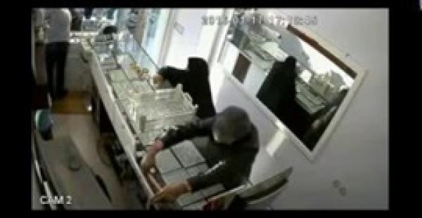 بالفيديو.. رجل يسرق محل مجوهرات ويخفي المسروقات بعباءة زوجته