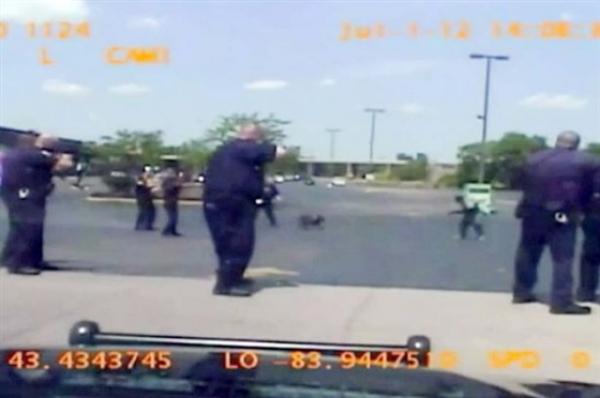 بالفيديو والصور.. 8 رجال شرطة يقتلون رجلا أسود بـ 46 طلقة