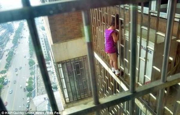 بالصور والفيديو..تخليص طفلة علق رأسها بين قضبان الدور 24