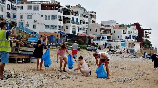 شوهتنا شوهة : سياح أجانب ينظفون ما أفسده مصطافون مغاربة بشاطئ تغازوت