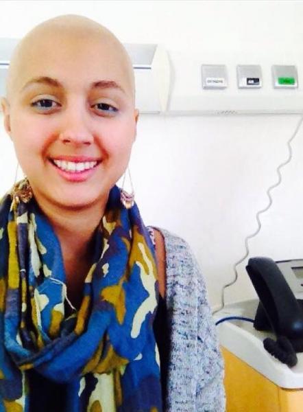طالبة مغربية تحارب السرطان بالإبتسامة