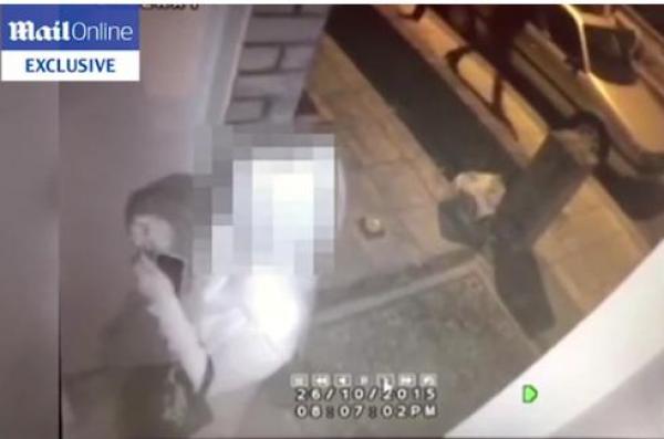 بالفيديو: رجل يحاول اغتصاب عشرينية على باب منزلها