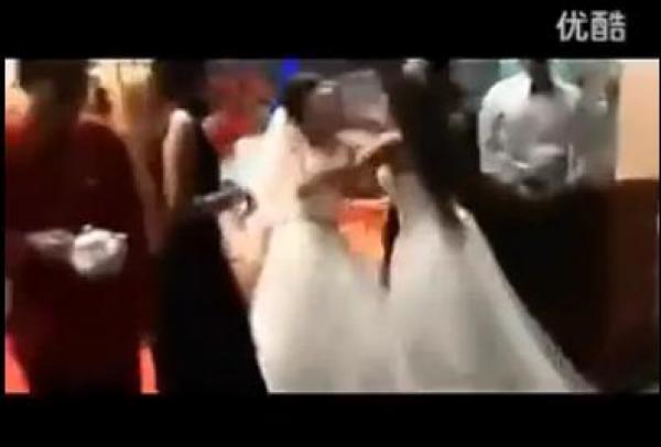 بالفيديو: تقتحم زفاف عشيقها.. فتحول العرس إلى معركة