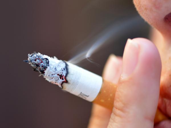  عادات سلبية تؤثر بشكل مباشر على احتمال الإصابة بالسرطان Smoking_219859433