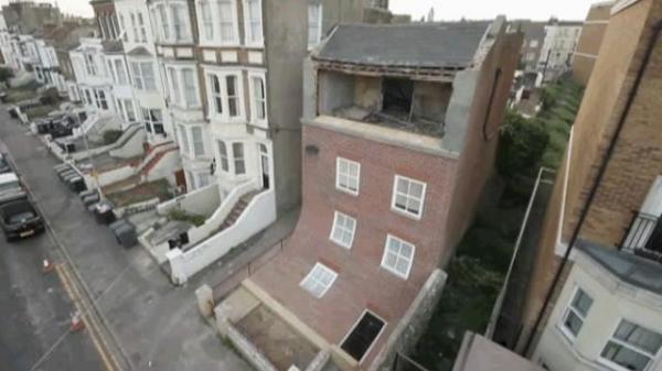 منزل ينزلق إلى الشارع في بريطانيا