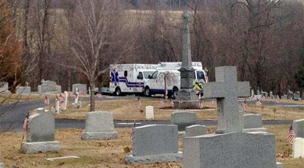 أمريكي يلقى حتفه بشاهدة قبر والدته