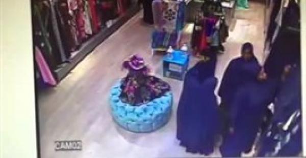 بالفيديو.. 3 نساء ينفذن سرقة ماكرة بمحل ملابس