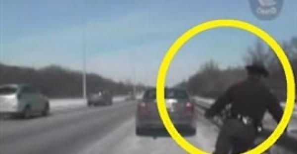 بالفيديو.. لحظة نجاة شرطي من حادث دهس شاحنة بأعجوبة
