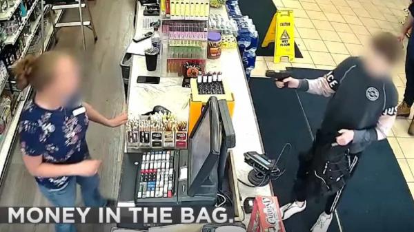 طفل أمريكي ينفذ سطوا مسلحا على محطة وقود (فيديو)