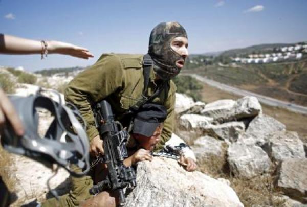 إصابة خمسة فلسطينيين وشرطي إسرائيلي أثناء مداهمة بالضفة الغربية
