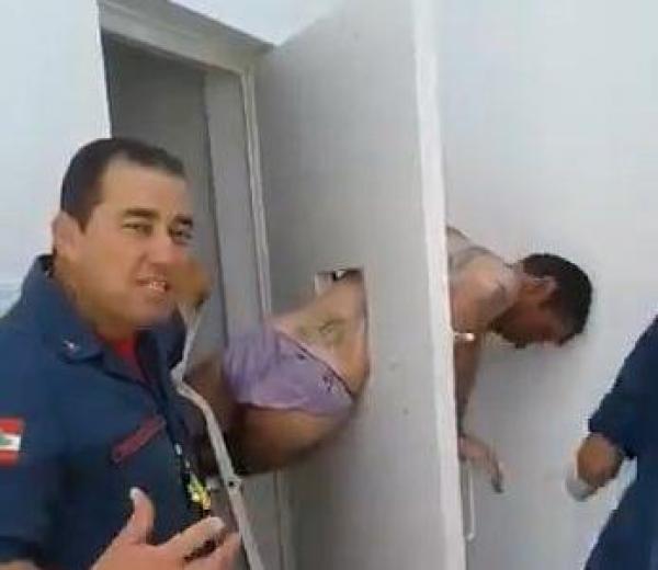 بالفيديو: إنقاذ سجين علق بفتحة الطعام وهو يحاول الهروب