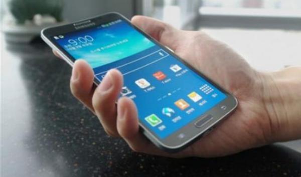 سامسونغ تعتزم إطلاق هاتف ثلاثي الشاشات العام المقبل