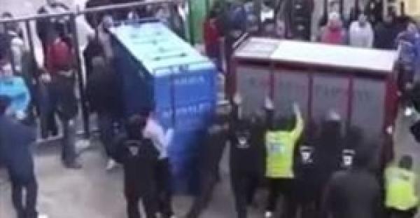 بالفيديو.. شاهد ماذا خرج لعمال من داخل صندوق شحن حديدي ينقلونه