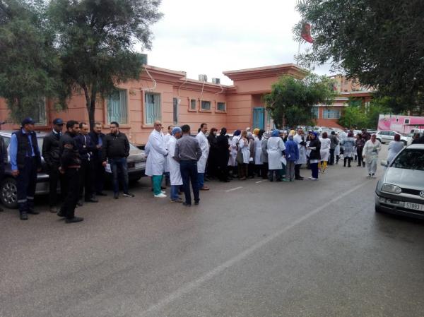 وقفة احتجاجية للأطباء والممرضين ضد إعفاء مدير المستشفى الجهوي ببني ملال