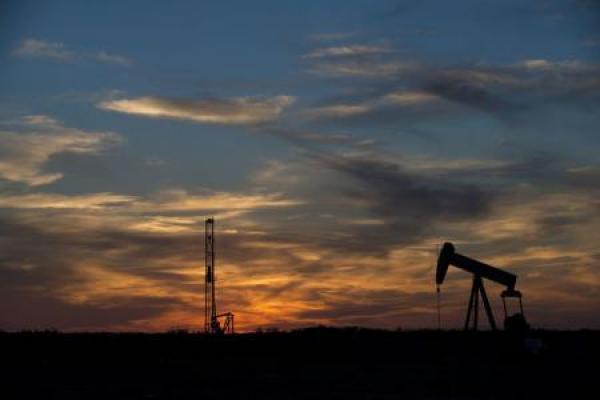 النفط يتراجع بفعل زيادة منصات الحفر الأمريكية وتحقيق بالبورصة الصينية