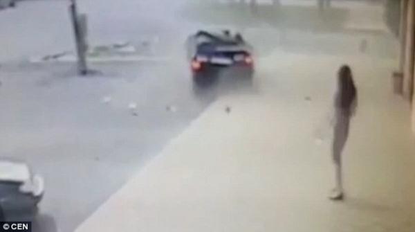 بالفيديو: نجت من الموت بأعجوبة بعد أن كادت تصدمها سيارة