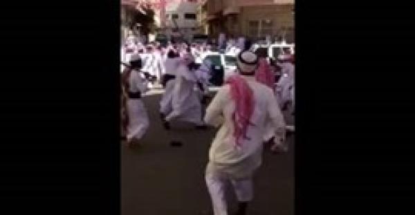 بالفيديو.. مشاجرة عنيفة بين مجموعة من السعوديين في العيد