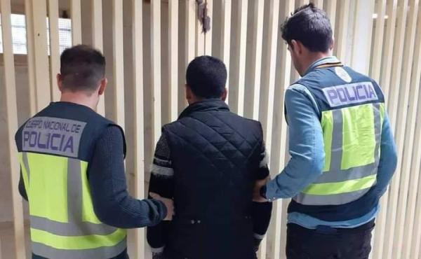 مهاجر مغربي يلجأ إلى حيلة مثيرة للافلات من ترحيله من إسبانيا والمحكمة تصدمه!
