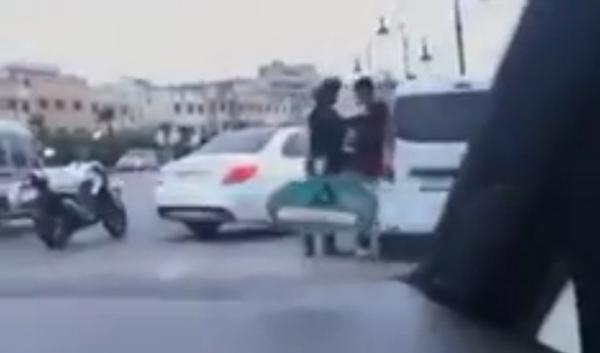 شرطي مرور يهين سائقا بمدينة طنجة ويعتدي عليه(فيديو)
