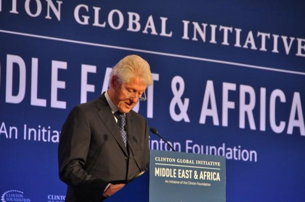 بيل كلينتون يدعو من مراكش القادة الأفارقة إلى الإقتداء بنموذج سنغفورة