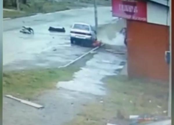 بالفيديو: تحطمت سيارتهما في حادث فخرجا منها دون إصابات