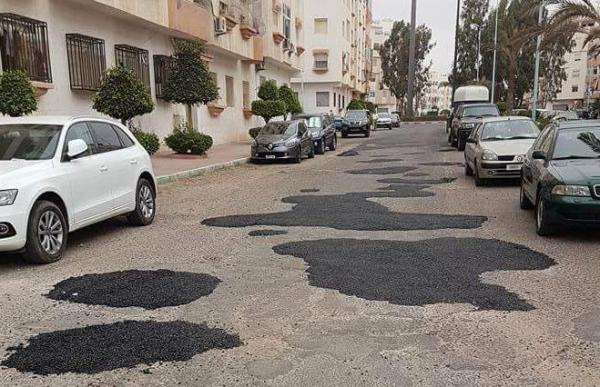 شوهة بالصور: طريق مرقعة بطريقة غريبة تثير سخط الساكنة بمدينة أكادير