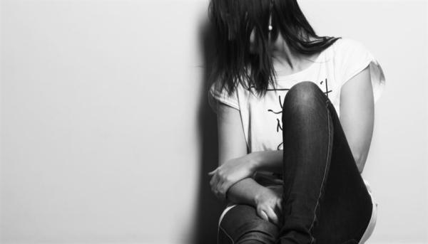 دراسة: المراهقات يتأثرن بالفتيات القلقات عكس الفتيان