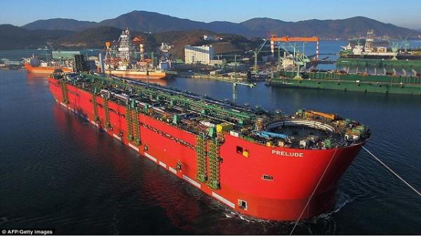 إنزال أكبر "سفينة" عائمة في العالم الى الماء (فيديو)