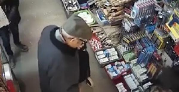 صاحب متجر يحبط محاولة سرقة أحد زبائنه (فيديو)
