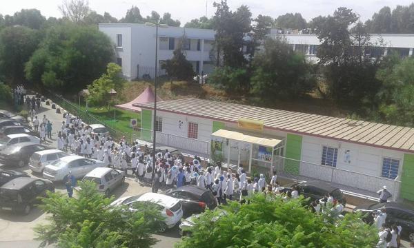 أصحاب " الوزرة البيضاء " في مسيرة حاشدة بالمستشفى الجامعي ابن سينا و هذه مطالبهم
