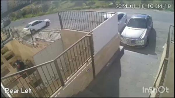 محاولة ركن فاشلة لسيارة مرسيدس تنتهي بكارثة (فيديو)
