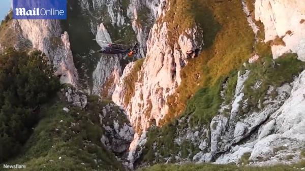بالفيديو: عملية إنقاذ لا تصدق لامرأة من على سفح جبل