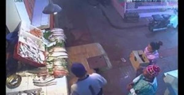 بالفيديو.. رد فعل بائع مغربي تجاه رجل سرق سمكة وأخفاها بجيبه