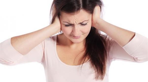 أهم أسباب وأعراض وجع الأذنين الشديد