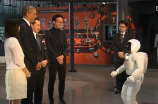 بالفيديو .. أوباما يلعب كرة قدم مع روبوت يابانى فى طوكيو