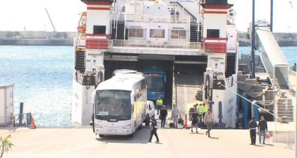 مصير مجهول ينتظر مغاربة أوروبا بعد إقدام السلطات الإسبانية على حجز  حافلات نقل مغربية وعرض سائقيها على القضاء