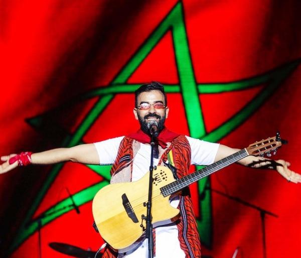 الفنان المغربي "حميد الحضري" أول عربي يؤدي نشيد "البارصا" بالعربية في قلب ملعب الـ" الكامب نو" (فيديو)