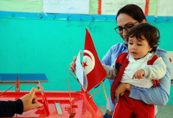 التونسيون يبدؤون التصويت لاختيار رئيسهم خلال الجولة الأخيرة