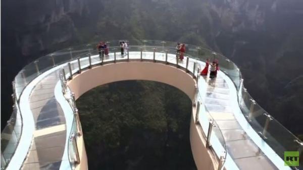 بالفيديو. أعلى وأطول ممشى زجاجي في الصين!