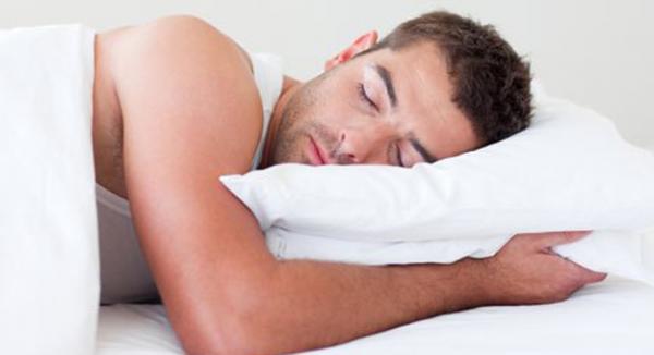 سبعة أسباب علمية تجعلك تنام عارياً!