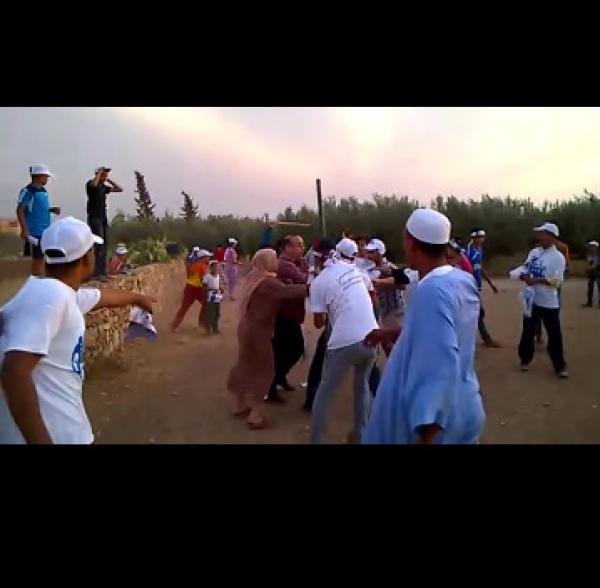 بالفيديو برلماني سابق تابع لحزب الحمامة يهاجم أنصار حزب البام بالهراوات رفقة إخوته