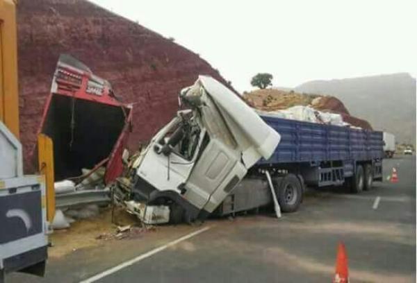 حادثة سير خطيرة بضواحي أكادير بعد انقلاب شاحنة على سيارة أجرة