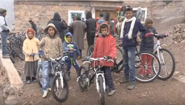بالفيديو...الدراج الإسباني الشهير ألبيرتو كونتادور يدخل الفرحة إلى قلوب أطفال جبال الأطلس المنسيين