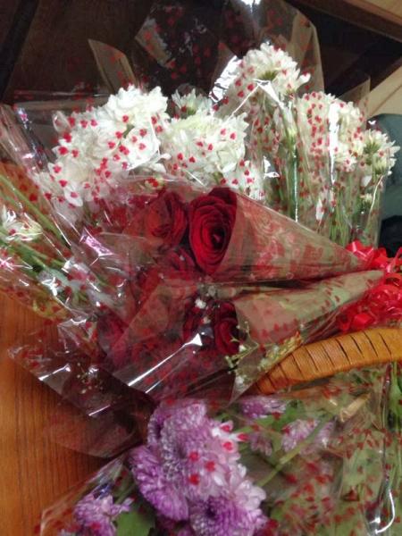 وزارة حصاد توقف أستاذا والسبب "توزيع الورود على الأستاذات" في اليوم العالمي للمرأة