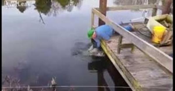 بالفيديو.. رجل يستخدم يده كسنارة لاصطياد سمكة ضخمة