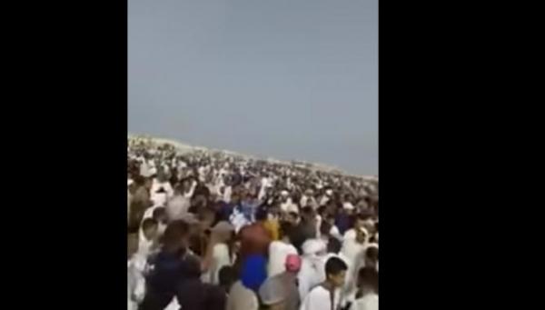 بالفيديو :  خطير .. مصلون يطردون امام من صلاة العيد بمدينة بوجدور