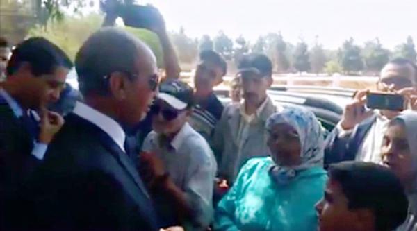 بالفيديو : الوزير حصاد في موقف طريف مع أمهات تلاميذ بتمارة .. واش جيتو تحتجو ؟